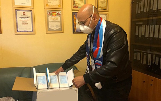 Волонтеры раздали медицинские маски жителям района Крылатское