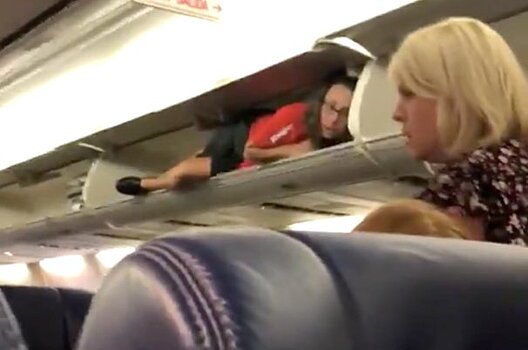 Видео: пассажирка самолета обнаружила на багажной полке спрятавшуюся стюардессу