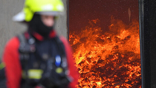 Площадь пожара на складе в Москве достигла 1500 кв метров