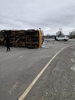 В Волгоградской области в ДТП попал школьный автобус. Погиб младшеклассник, несколько детей госпитализировааны
