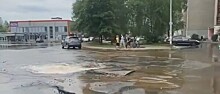 На улице Доронина в Ярославле посреди проезжей части забил гейзер