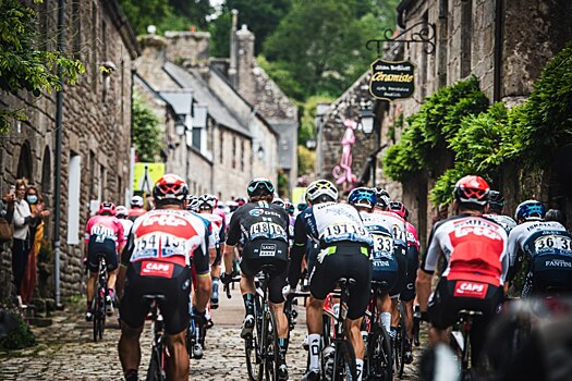 На "Тур де Франс" велогонщик врезался в плакат из-за фанатки и устроил грандиозный завал