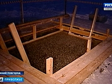 Православные христиане окунались в прорубь в ночь на Крещение в Москве