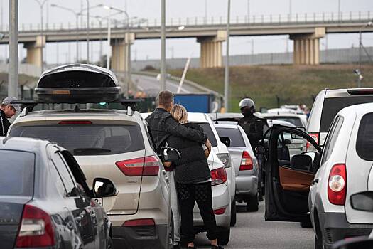 В очереди на Крымском мосту скопилось больше трех тысяч машин