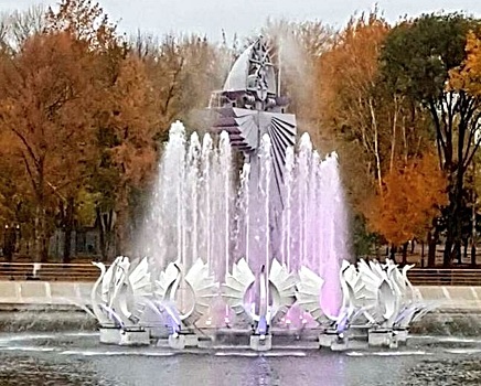 У фонтана в парке Металлургов появилась подсветка и новые насосы