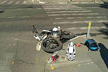 В Краснодаре троллейбус проехал на красный свет и сбил мотоциклиста
