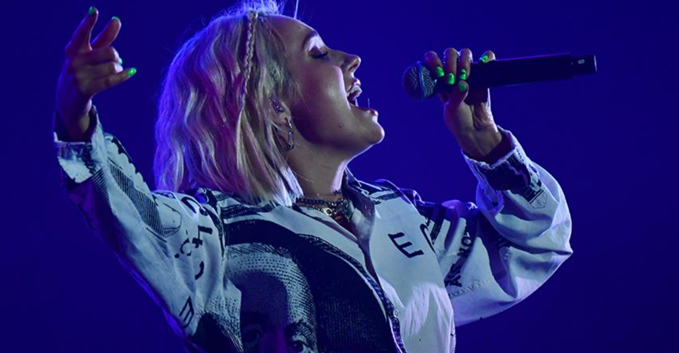 концерт клавы коки во владивостоке 2022. клава кок владивосток. клава кока концерт во владивостоке. певица света на сцене. концерт клавы коки во владивостоке 2022.