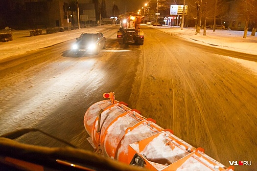 «Выйти сухим невозможно»: волгоградцы тонут в неубранной с остановок снежной каше