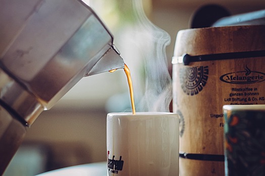 Почему опасно пить кофе рано утром