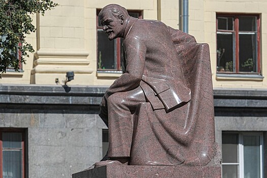 Зюганов призвал народ выйти на защиту памятников Ленину