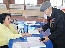 Свои голоса отдают ветераны и люди с ограниченными возможностями здоровья