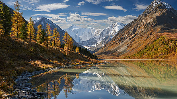 Названы самые популярные направления для путешествий в России осенью