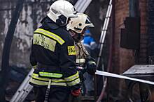 Сгорела крыша: в Новошахтинске тушили пожар на улице Базарной
