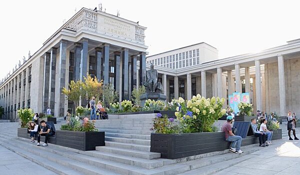 Цветущий сад снова появился на ступенях Российской государственной библиотеки