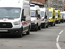 Очереди «скорых» у больниц Петербурга объяснили