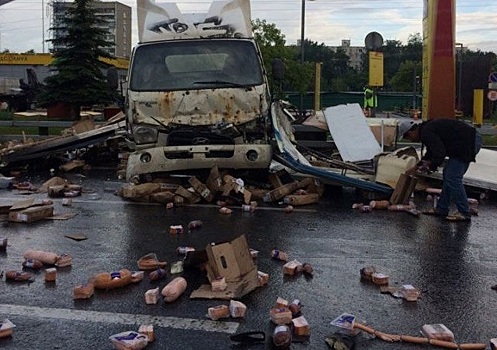 Дорогу завалило колбасой после аварии на востоке Москвы