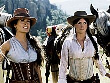 Сальма Хайек рассказала о стрессовом случае на самолете