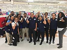 Walmart увеличит минимальную зарплату сотрудников до $12 в час