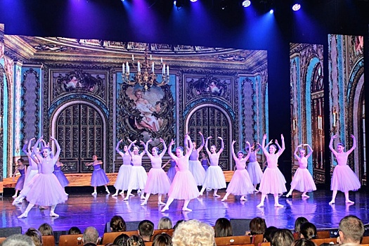 Хореографический коллектив "Феникс" дал праздничный концерт в Екатеринбурге