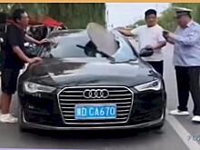 Канализационный люк угодил в лобовое стекло легковушки