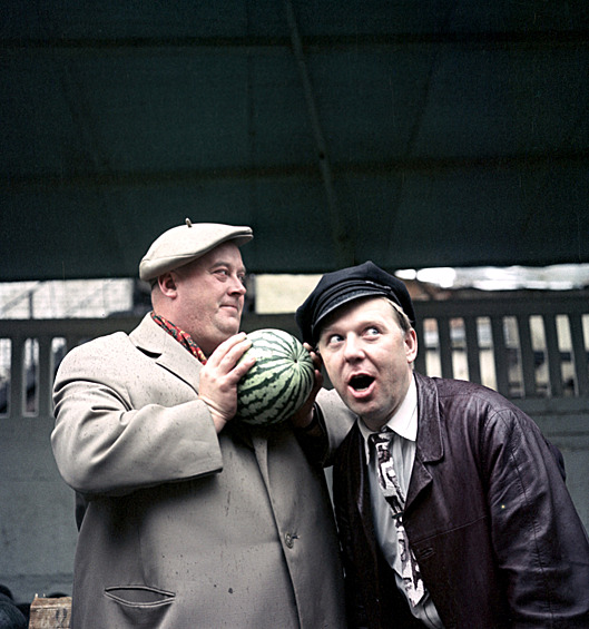 Артист кино Евгений Моргунов и артист цирка Олег Попов выбирают арбуз, 1965