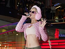 Валя Карнавал зажгла на сцене в капоре с ушками, а Юля Гаврилина — в микротопе