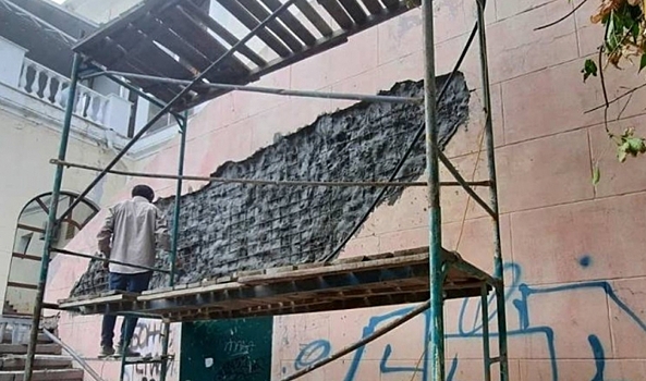 В Волгограде ремонтируют лестницу рядом со зданием музыкального театра