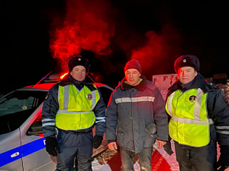В Оренбургской области сотрудники Госавтоинспекции Октябрьского района оказали помощь в тушении пожара