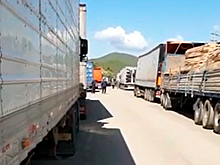 Сотни российских дальнобойщиков застряли на границе с Китаем и решили бастовать