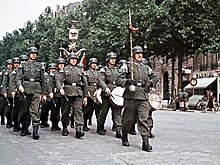 Зачем гитлеровские солдаты фотографировались в женских платьях