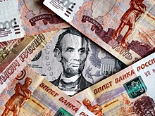 Доллар и евро рекордно взлетели: как пережить обвал рубля с выгодой
