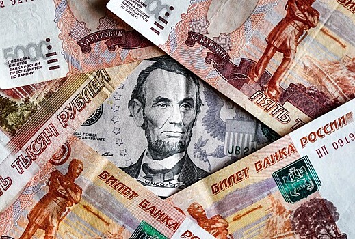 Доллар и евро рекордно взлетели: как пережить обвал рубля с выгодой