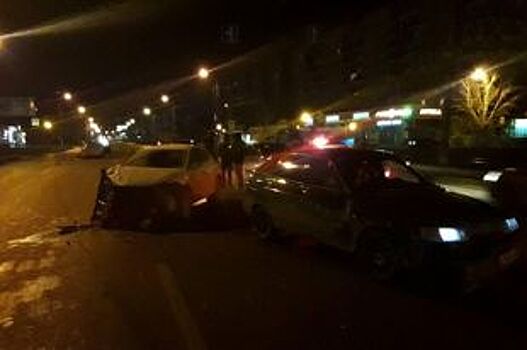 На юге Волгограда столкнулись 5 авто, пострадали два водителя