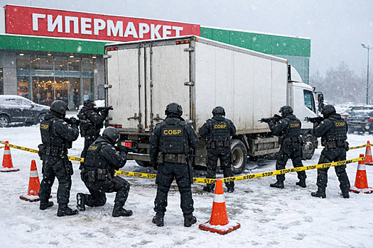 Угроза теракта: грузовой автомобиль оцепили спецслужбы в Бердске