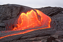 «Ад на земле»: лава вулкана прорвала дамбу