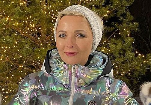 Дарья Повереннова устроила дефиле в пальто цвета мха и стильных очках