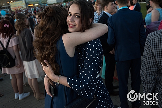 Красавицы-выпускницы и салют: в Омске тысячи ребят попрощались со школой