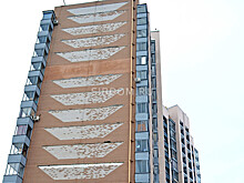 Разрушается фасад новостройки в Новоалтайске