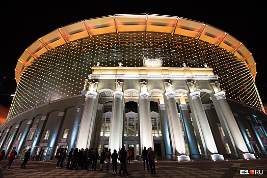 От раздевалки до кромки поля. Виртуальная экскурсия по ночной «Екатеринбург Арене» от Е1.RU