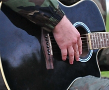Музыканту группы "Бахыт-Компот" вернули украденную гитару