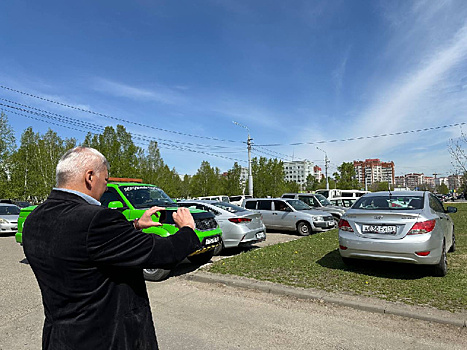 В Благовещенске автохамы безбоязненно паркуются на газонах и детских площадках