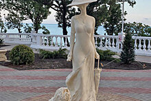 В Геленджике у моря установили памятник "Дама с собачкой"