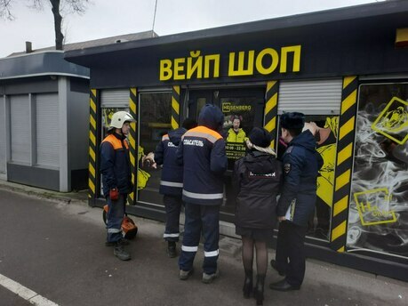 Держит оборону: в Калининграде сотрудница магазина продала вейп ребёнку и захлопнула дверь при виде полиции (видео, обновлено)