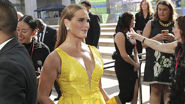 Вечернее платье и кроксы: Брук Шилдс задает новую моду