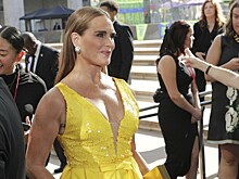 Вечернее платье и кроксы: Брук Шилдс задает новую моду