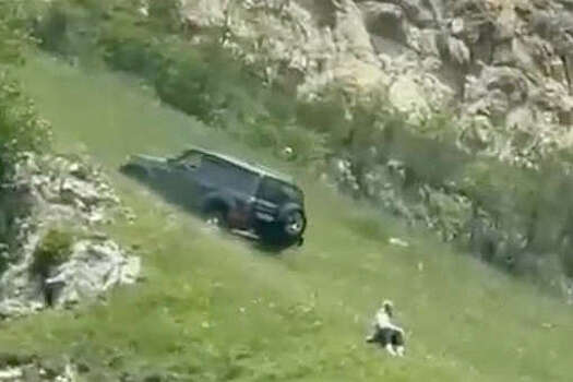 Очевидцы сняли, как внедорожник покатился кувырком с горы