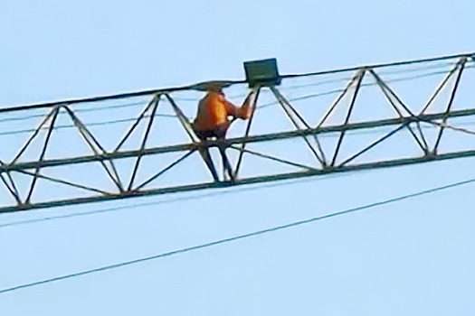 Мужчина-лунатик во сне забрался на 120-метровый строительный кран