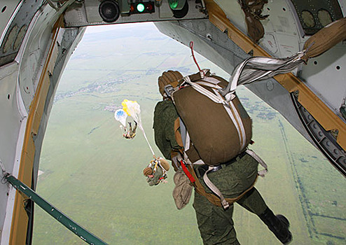 Морские пехотинцы Балтийского флота совершили более 5 тысяч прыжков с парашютом в 2020 году