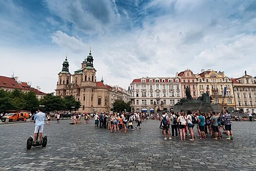 Прага хочет ограничить размещение туристов через Airbnb