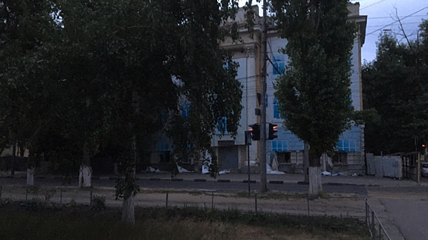 Неизвестные повредили тканевый «фасад» аварийной школы №99